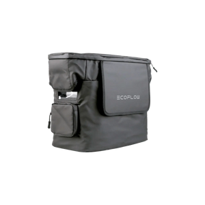 EcoFlow DELTA 2 Waterproof Bag en uso al aire libre, demostrando su capacidad para resistir la lluvia y el barro