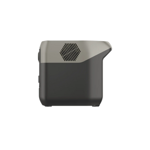 EcoFlow RIVER 2 Pro en un campamento, alimentando una lámpara y un teléfono móvil, demostrando su versatilidad
